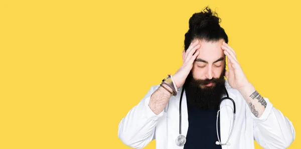 Doktor Uzun Saç Ile Tıbbi Ceket Stetoskop Giyen Baş Ağrısı — Stok fotoğraf
