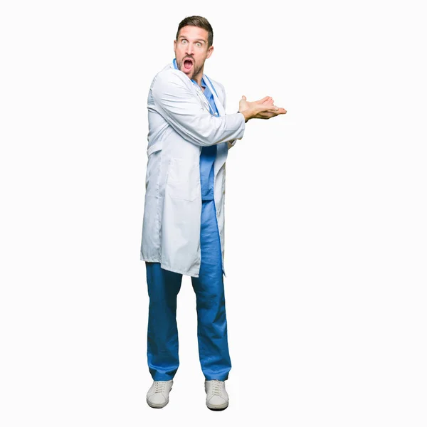 Yakışıklı Doktor Adam Üzerinde Tıbbi Üniforma Izole Arka Plan Reklam — Stok fotoğraf