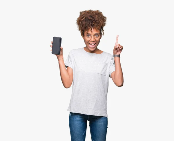 Jovem Afro Americana Mostrando Tela Smartphone Sobre Fundo Isolado Surpreso — Fotografia de Stock