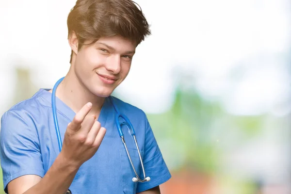 Νεαρός Γιατρός Φορώντας Ιατρική Στολή Πέρα Από Απομονωμένο Υπόβαθρο Νεύοντας — Φωτογραφία Αρχείου