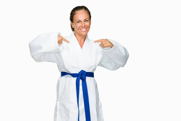 Medelåldern Vuxen Kvinna Bär Karate Kimono Uniform Över Isolerade Bakgrund — Stockfoto