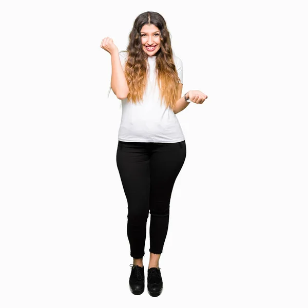 Mujer Hermosa Joven Vistiendo Casual Camiseta Blanca Celebrando Sorprendido Sorprendido — Foto de Stock