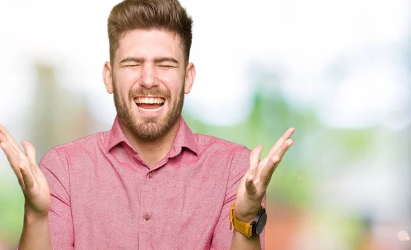 Homem Casual Negócios Bonito Jovem Comemorando Louco Louco Para Sucesso — Fotografia de Stock