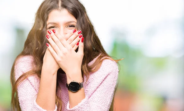 若くてきれいな女性のミスのための手で口を覆っているショックを受けたピンクのセーターを着ています 秘密の概念 — ストック写真