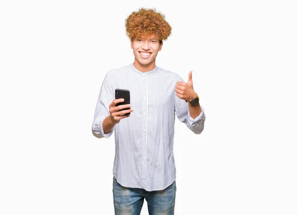 Jovem Homem Bonito Usando Smartphone Feliz Com Grande Sorriso Fazendo — Fotografia de Stock