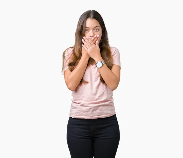 Joven Hermosa Mujer Morena Vistiendo Camiseta Rosa Sobre Fondo Aislado —  Fotos de Stock