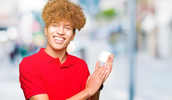 Joven Hombre Guapo Con Pelo Afro Vistiendo Camiseta Roja Aplaudiendo — Foto de Stock