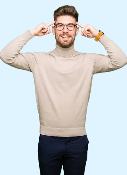 Joven Hombre Negocios Guapo Con Gafas Sonriendo Apuntando Cabeza Con — Foto de Stock