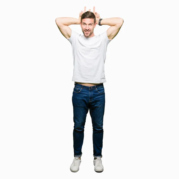 Hombre Guapo Con Camiseta Blanca Casual Posando Divertido Loco Con — Foto de Stock