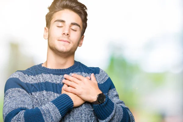 Jonge Knappe Man Geïsoleerde Achtergrond Glimlachend Met Handen Borst Met — Stockfoto