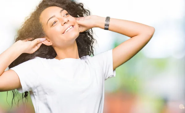 Joven Hermosa Chica Con Pelo Rizado Usando Casual Camiseta Blanca —  Fotos de Stock