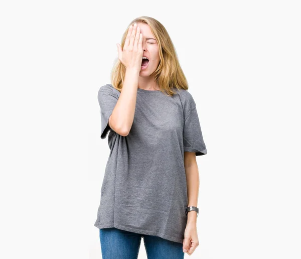 Schöne Junge Frau Übergroßen Lässigen Shirt Über Isoliertem Hintergrund Gähnt — Stockfoto