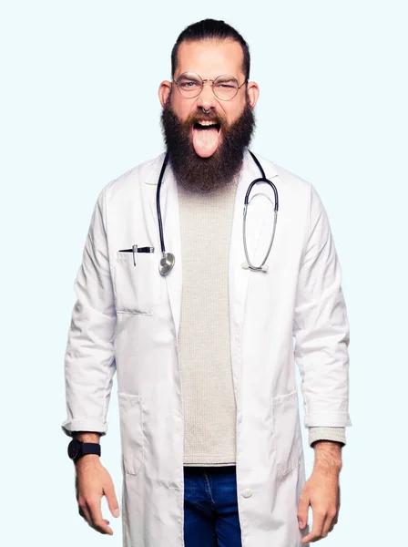 若いブロンド医師男の舌を付着医療のコートを着て髭を面白い表現に満足 感情の概念 — ストック写真