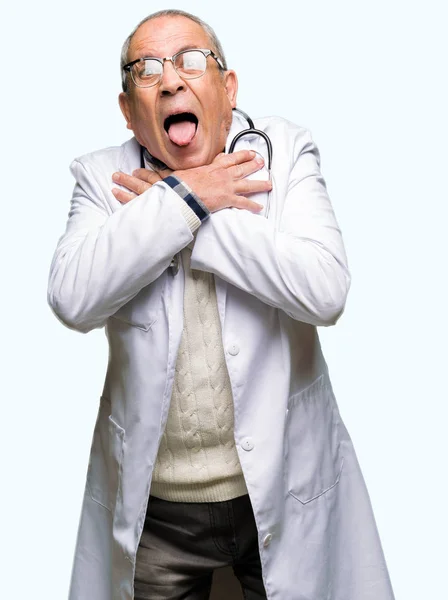Przystojny Starszy Lekarz Człowiek Nosi Płaszcz Medyczny Krzycząc Dusi Ponieważ — Zdjęcie stockowe