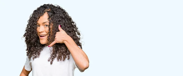 Junge Schöne Frau Mit Lockigem Haar Trägt Weißes Shirt Lächelnd — Stockfoto