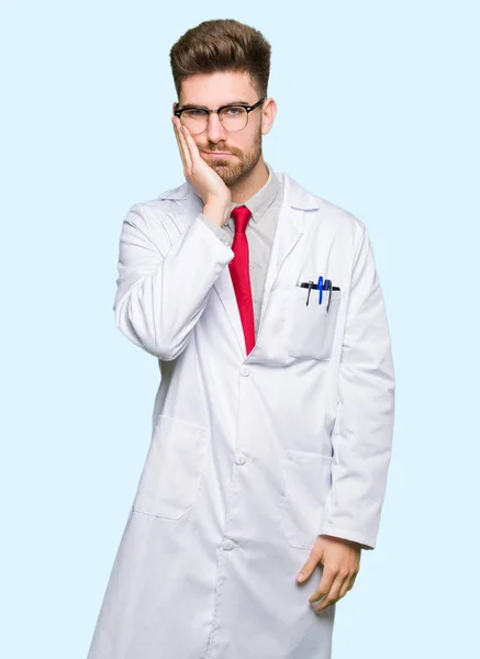 Joven Hombre Científico Guapo Con Gafas Pensando Que Cansado Aburrido — Foto de Stock