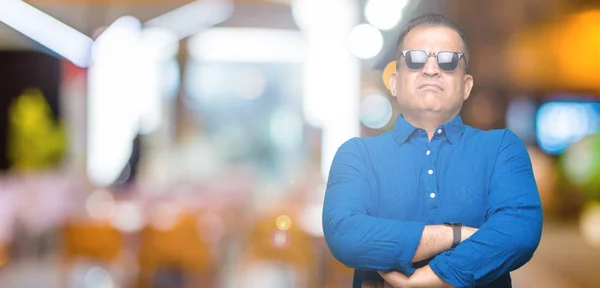 Hombre Árabe Mediana Edad Con Gafas Sol Sobre Fondo Aislado —  Fotos de Stock