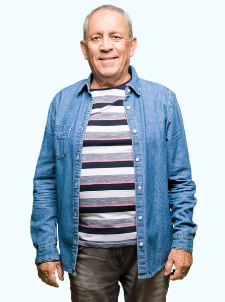 Knappe Senior Man Draagt Denim Jasje Met Een Gelukkige Koele — Stockfoto