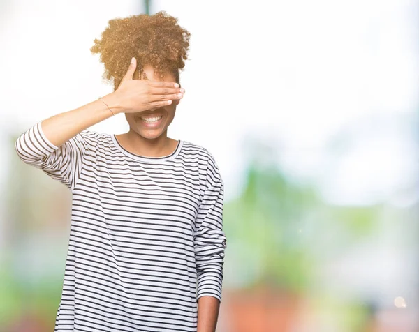 Linda Jovem Afro Americana Vestindo Óculos Sobre Fundo Isolado Sorrindo — Fotografia de Stock