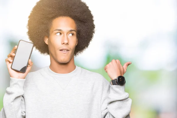 Americký Mladík Afro Vlasy Zobrazení Smartphone Obrazovky Ukazující Zobrazení Palcem — Stock fotografie