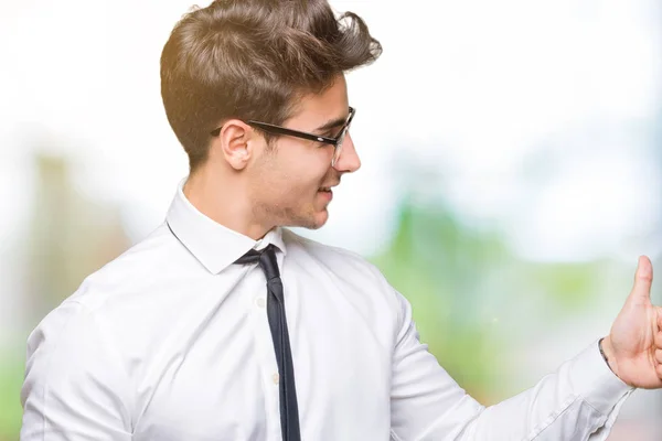 Joven Hombre Negocios Con Gafas Sobre Fondo Aislado Mirando Orgulloso —  Fotos de Stock