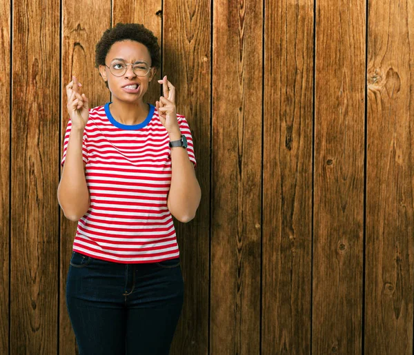 Hermosa Mujer Afroamericana Joven Con Gafas Sobre Fondo Aislado Sonriendo — Foto de Stock