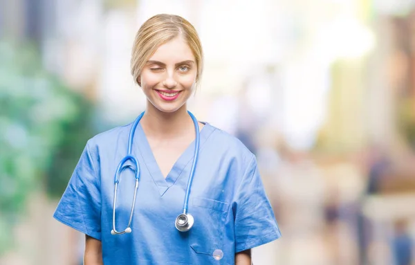 Junge Schöne Blonde Ärztin Chirurgin Krankenschwester Über Isoliertem Hintergrund Zwinkernd — Stockfoto