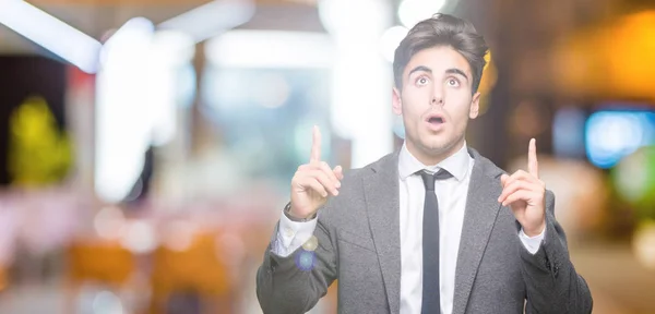 Joven Hombre Negocios Vistiendo Traje Corbata Sobre Fondo Aislado Asombrado — Foto de Stock