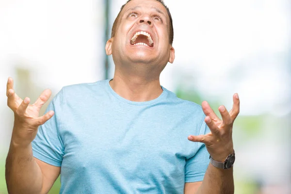 Arabischer Mann Mittleren Alters Blauem Shirt Über Isoliertem Hintergrund Verrückt — Stockfoto