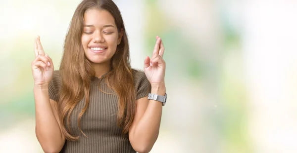 Giovane Bella Donna Bruna Sfondo Isolato Sorridendo Incrociando Dita Con — Foto Stock