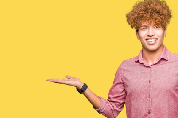 Jonge Knappe Zakenman Met Afro Haar Lacht Vrolijk Presenteren Wijzen — Stockfoto