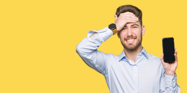 Joven Hombre Guapo Negocio Mostrando Pantalla Del Teléfono Inteligente Estresado —  Fotos de Stock