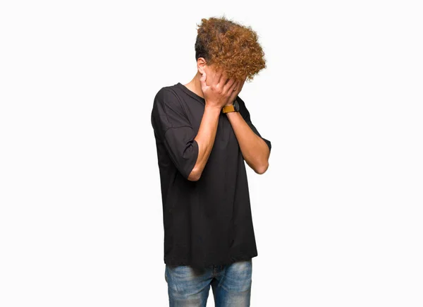Młody Przystojny Mężczyzna Afro Włosów Noszenia Czarny Shirt Smutny Wyrażenie — Zdjęcie stockowe