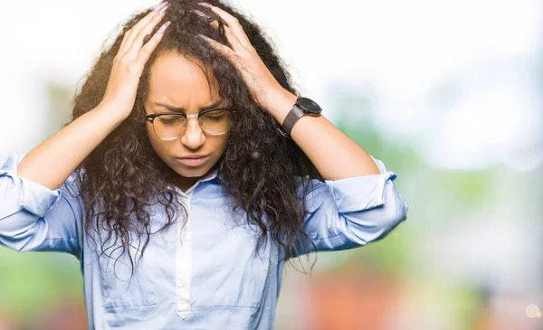 Joven Hermosa Chica Negocios Con Pelo Rizado Con Gafas Que — Foto de Stock