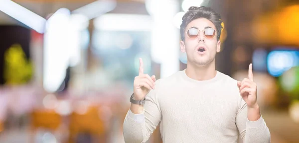 Joven Hombre Guapo Con Gafas Sol Sobre Fondo Aislado Asombrado —  Fotos de Stock