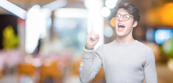 Jonge Knappe Man Met Bril Geïsoleerde Achtergrond Wijzende Vinger Omhoog — Stockfoto