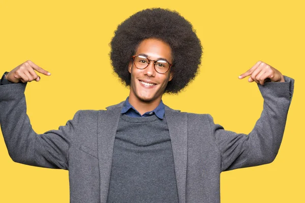 Mladí Africké Americké Obchodní Muž Afro Vlasy Nosí Brýle Sebevědomým — Stock fotografie