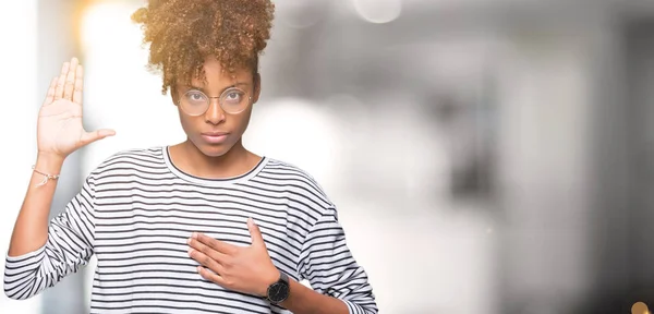 Bella Giovane Donna Afroamericana Che Indossa Occhiali Sfondo Isolato Giurando — Foto Stock