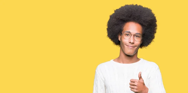Молодой Африканский Американец Афроволосами Очках Делает Счастливый Жест Вверх Рукой — стоковое фото