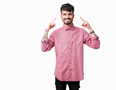 Pembe gömlek izole üzerinde giyen genç yakışıklı adam arka plan baş hem el parmak, harika bir fikir ya da düşünce, iyi bellek ile işaret eden gülen