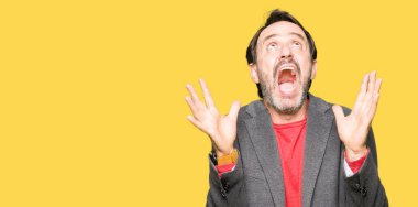 Orta yaş yakışıklı iş adam çılgın ve kızgın bağırarak ve agresif ifade ve silah kaldırdı bağırıyordu. Hayal kırıklığı kavramı.