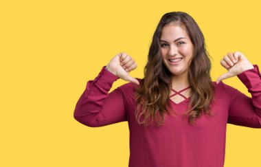 Yüzünde gülümseme ile kendinden emin görünüyorsun, kendini gururlu ve mutlu parmakları ile işaret izole arka plan boyutu genç kadın artı güzel.