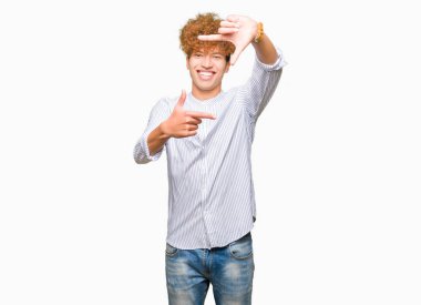 Elle yapma çerçeve ve parmakları ile mutlu yüz gülümseyen şık gömlek giymiş afro saçlı Genç yakışıklı iş adamı. Yaratıcılık ve Fotoğrafçılık kavramı.