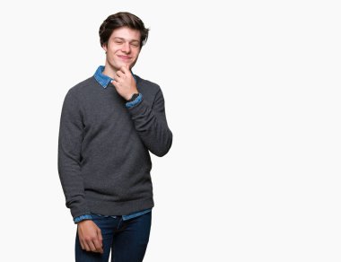 Genç yakışıklı zarif adam izole arka plan emin çapraz kollar ve çeneme kaldırdı el ile gülümseme ile kameraya bakıyor. Pozitif düşünce.