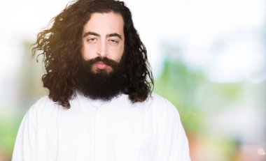 İsa Mesih kostüm giyen adam depresif ve kızgın ve korkmuş ağlıyor sıkıntı için endişeleniyorum. Üzgün ifade.