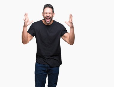 Genç yakışıklı adam kızgın ve silah ile başarı için deli kutluyor izole arka plan üzerinde kaldırdı ve heyecanlı çığlık gözler kapalı. Kazanan kavramı