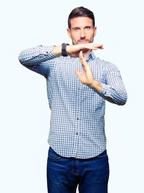 Mavi gözleri ile yakışıklı iş adamı elleri, sinirli ve ciddi yüz ile jest zaman dışarı yapıyor