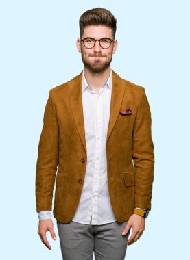 Komik surat ile yanakları şişirme gözlüklü genç yakışıklı iş adamı. Ağız ile hava, deli ifade şişirilmiş.