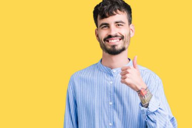 Genç yakışıklı iş adamı mutlu yaşasın el ile jest yapıyor izole arka plan üzerinde. Kameraya bakarak başarı gösteren ile ifade onaylama.