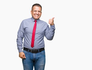 Seyir ve başparmak yanında yukarıyı mutlu yüz ile gülümseyen izole arka plan üzerinde kırmızı kravat giyen orta yaş Arap adam.